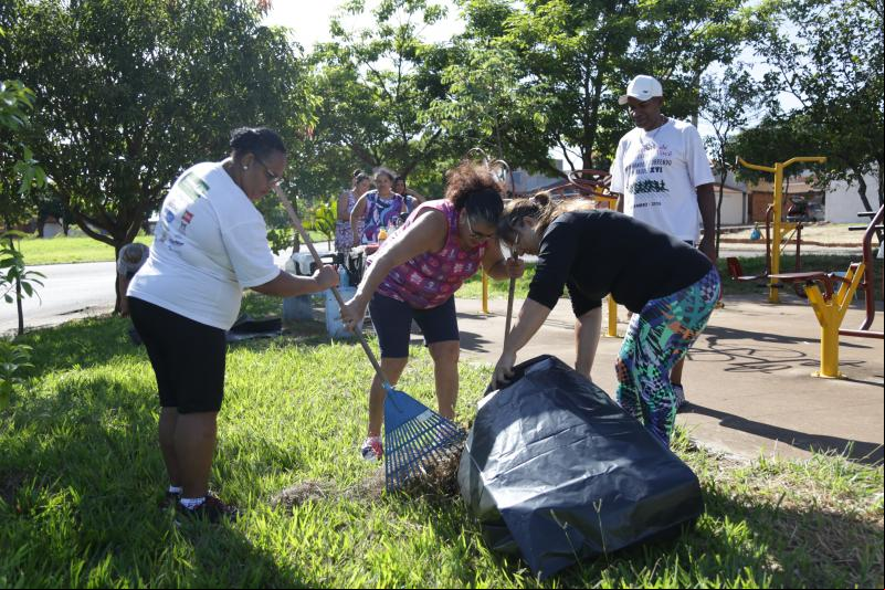 Isadora Crivelli - Depois de ouvirem orientações, munícipes reuniram-se para limpar a praça